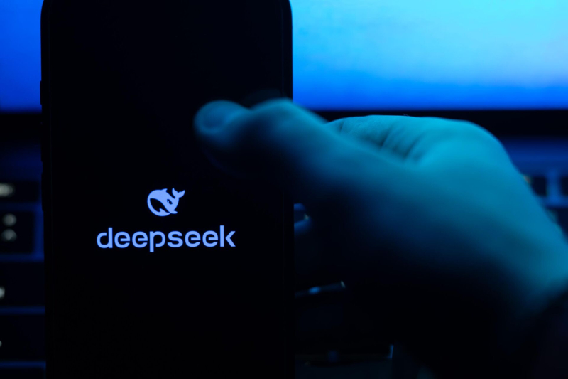 Нейросеть DeepSeek: что умеет, как пользоваться, отличия от ChatGPT