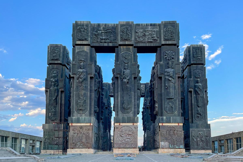 Самые известные памятники Зураба Церетели. Где находятся, как выглядят