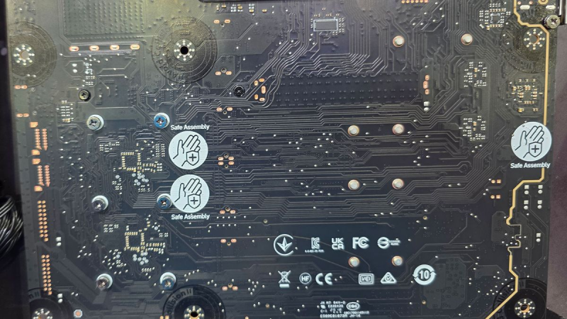 Новая материнская плата с технологией MSI PinSafe Design защитит от травмы пальцев об острые контакты